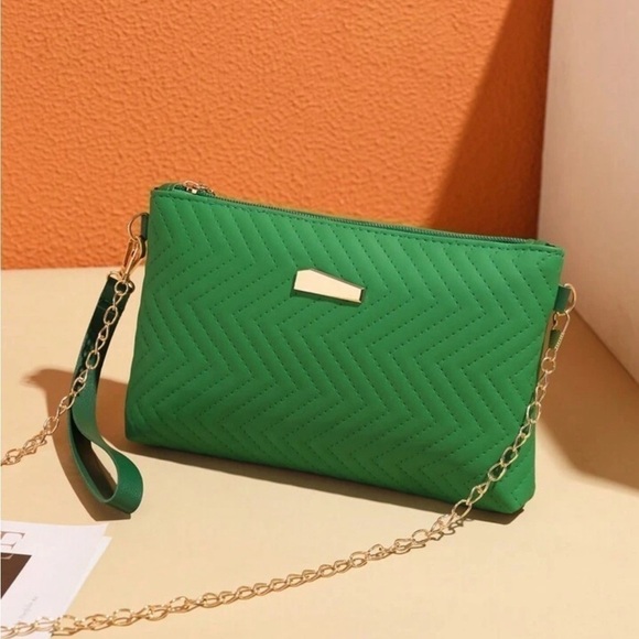 Quilted Green Shoulder Bag with Gold Chain Strap - Chic & Versatile - Picture 6 of 8